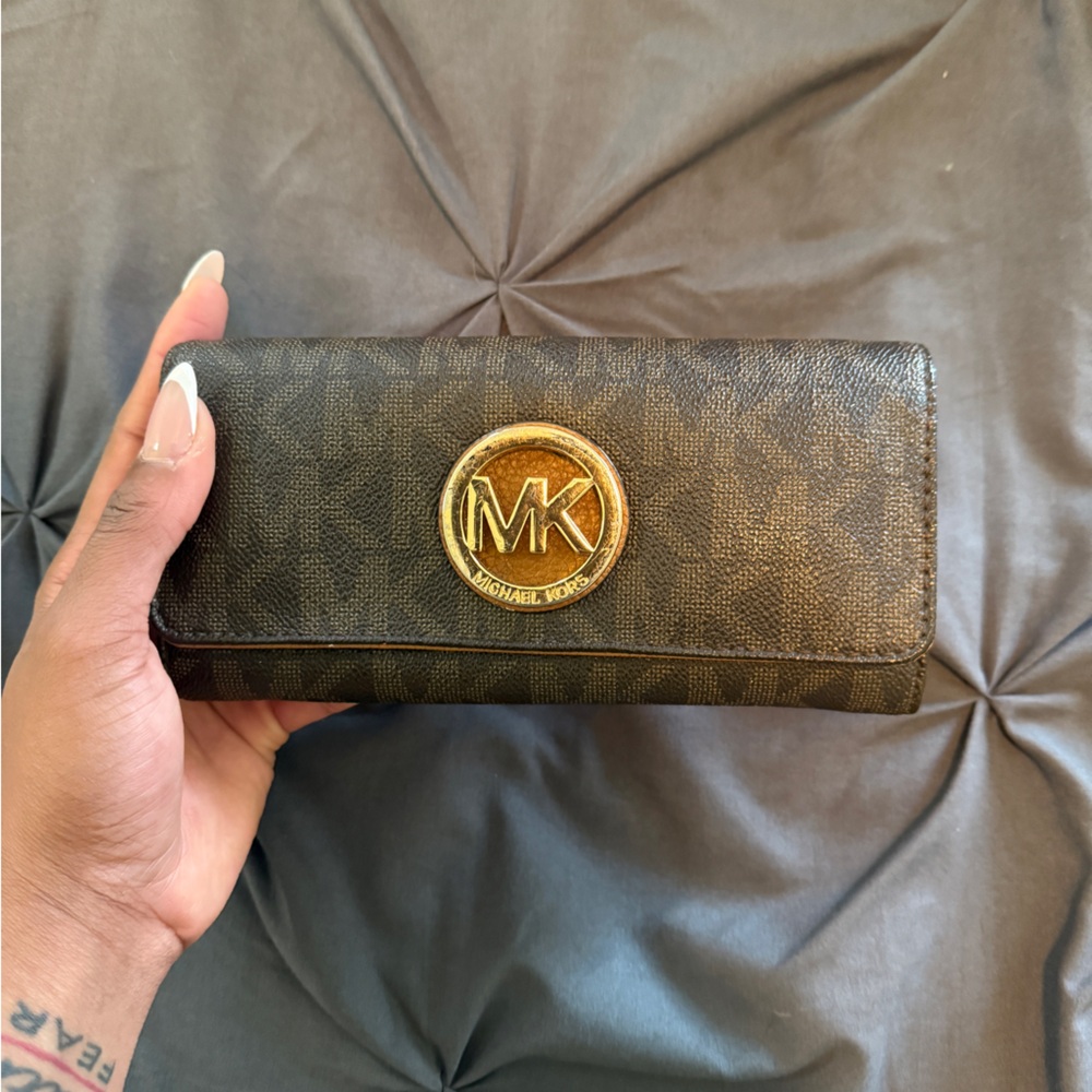 Michael Kors Black and Gold Key & Card Holder - Picture 6 of 6